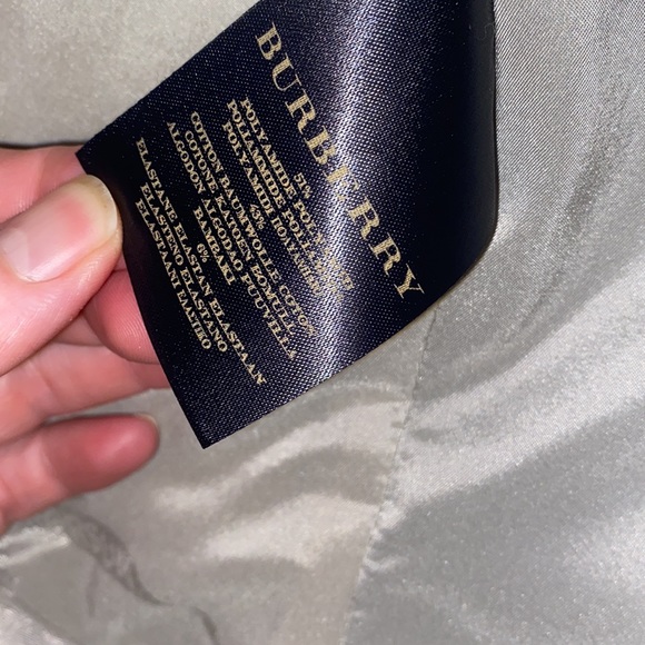 Falls squarely between grey and taupe - Picture 4 of 8